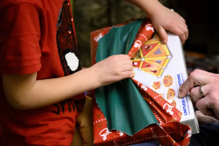 Les Suisses ont prévu un budget plus important pour les cadeaux de Noël cette année.